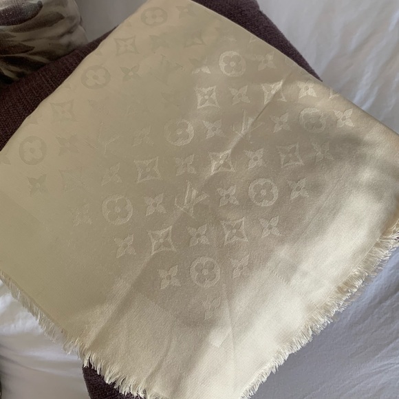 Louis Vuitton Shine Silk Shawl - Picture 2 of 4